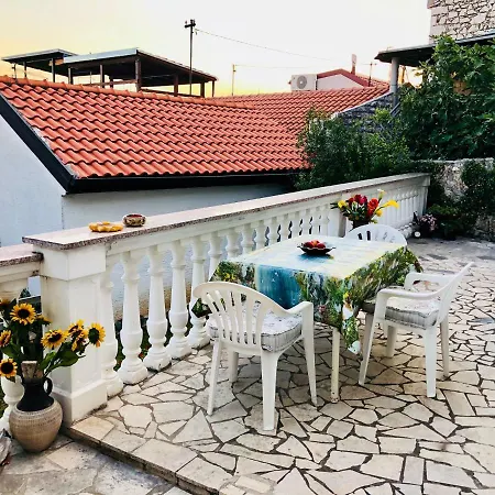 Ana S Garden Apartment *